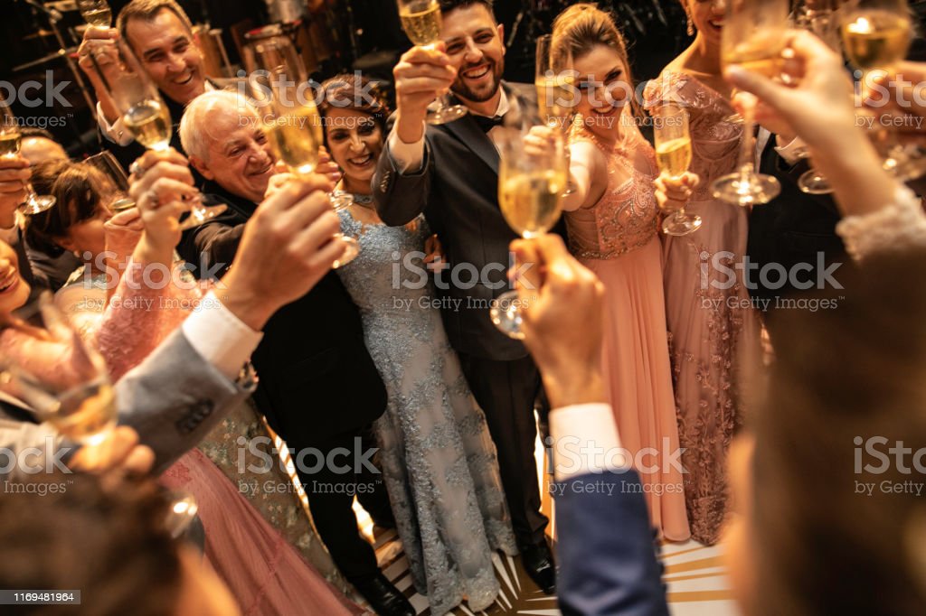 Bride Groom And Wedding Guests Making A Toast Fotografie stock e altre immagini di